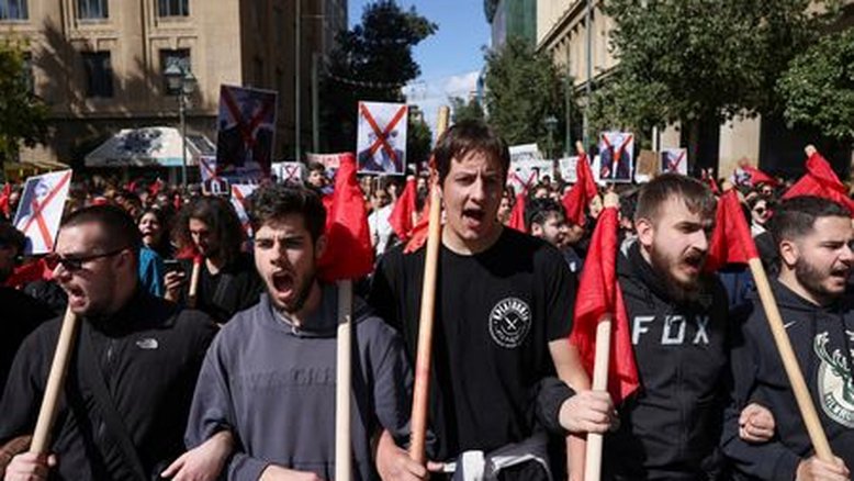 Gregos protestam após acidente de trem; ferroviários fazem greve