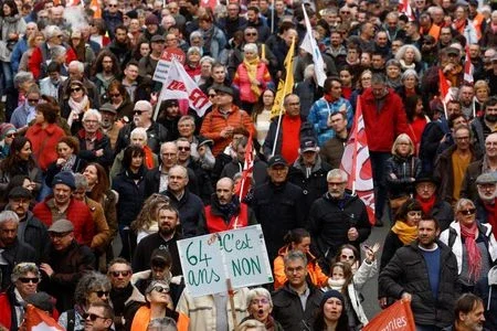 Manifestantes se reúnem na França em tentativa de barrar reforma previdenciária de Macron