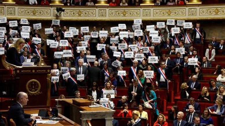 Macron sobrevive a votação de desconfiança por pouco, mas terá mais desafios pela frente
