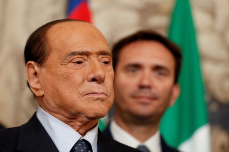 Ex-premiê italiano Berlusconi está em UTI de hospital em Milão