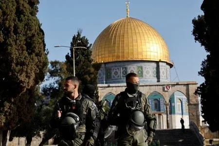Violência irrompe novamente em mesquita de Al-Aqsa em Jerusalém