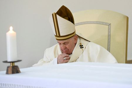 Após bronquite, clima frio força papa Francisco a não participar de procissão ao ar livre
