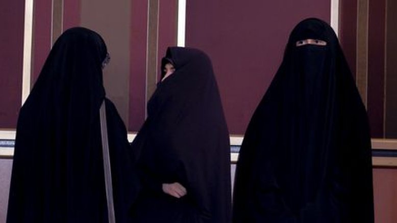 Irã instala câmeras em espaços públicos para identificar e penalizar mulheres sem véu