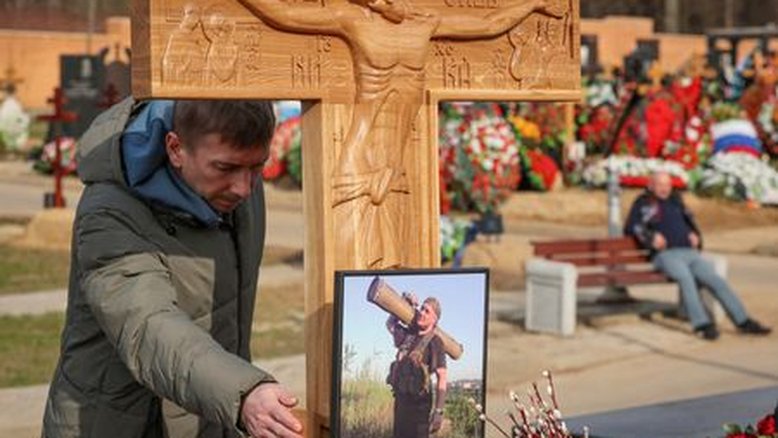 Centenas de pessoas comparecem a funeral de blogueiro pró-guerra em Moscou