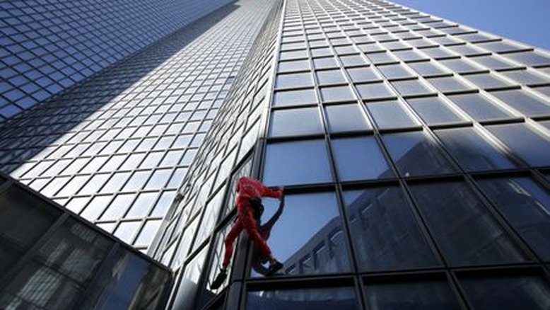 "Homem-Aranha francês" escala edifício em Paris em protesto contra reforma previdenciária