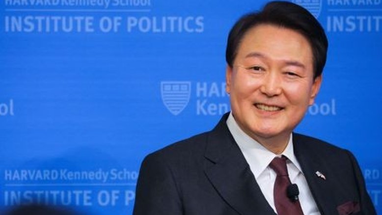 Presidente da Coreia do Sul, Yoon Suk Yeol, em evento no Instituto de Política da Harvard Kennedy School em Cambridge, Massachusetts, EUA
