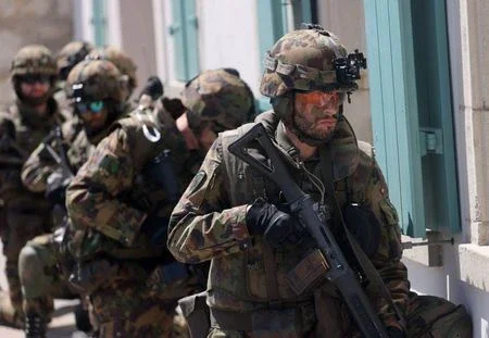 Suíça realiza exercícios militares em meio a pedidos de ajuda em conflito na Ucrânia
