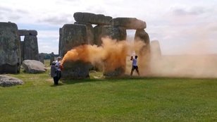Manifestantes ambientalistas borrifam tinta em Stonehenge, no Reino Unido