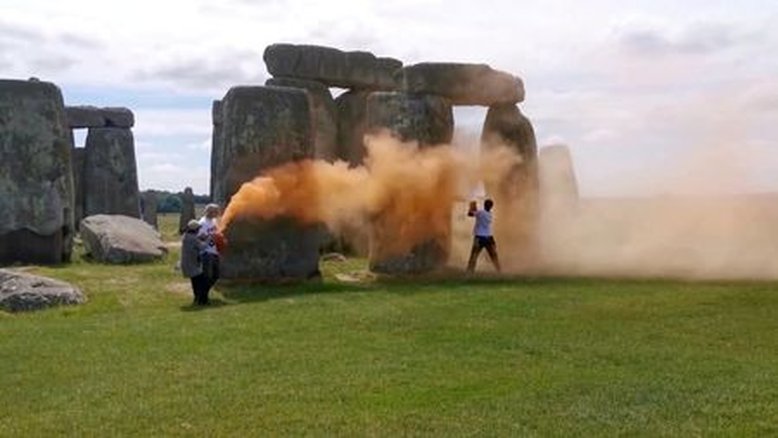 Manifestantes ambientalistas borrifam tinta em Stonehenge, no Reino Unido