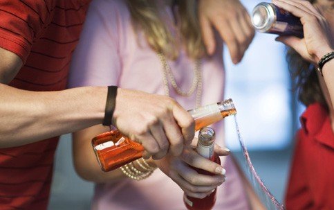Álcool mata 9 vezes mais que drogas ilícitas, diz pesquisa Álcool mata 9 vezes mais que drogas ilícitas, diz pesquisa