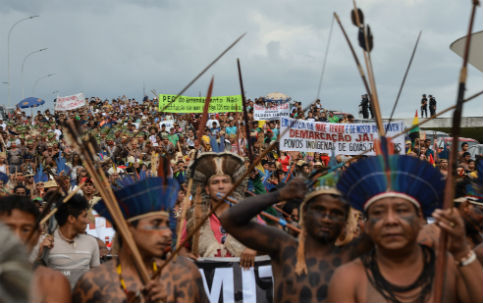 Flechada nas costas: Índios levam desvantagem no STF e na Câmara