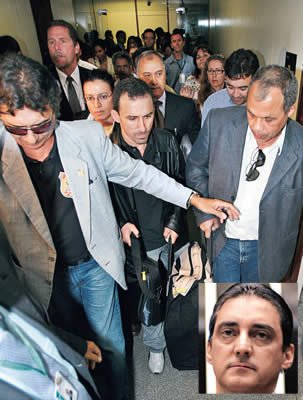 Com a boca na botija Com a boca na botija