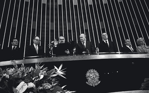 Sarney, o primeiro presidente civil  pós-ditadura militar