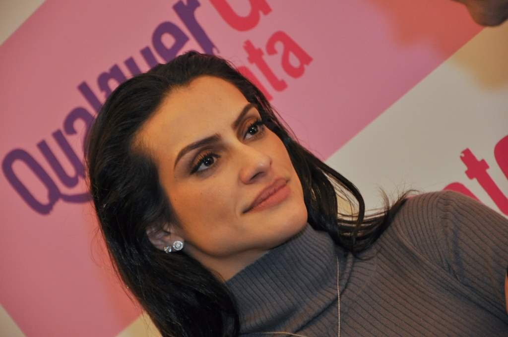 Cleo Pires radicaliza no corte de cabelo e faz doação para ONG Cleo Pires radicaliza no corte de cabelo e faz doação para ONG