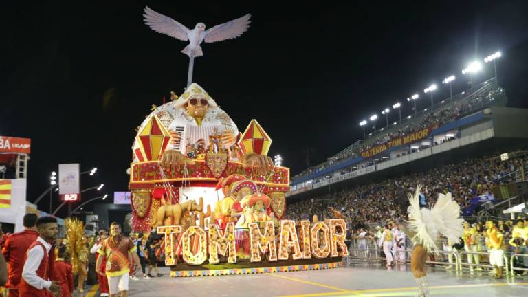 Primeira na avenida na noite de sexta-feira, Tom Maior enfrentou sufoco com carro alegórico no Carnaval de São Paulo 2017 (Foto: Fotos Públicas)