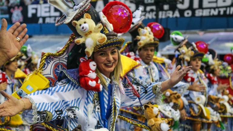 Águia de Ouro encerrou o primeiro dia de desfiles no Carnaval de São Paulo 2017 com enredo sobre proteção dos animais (Foto: Fotos Públicas)