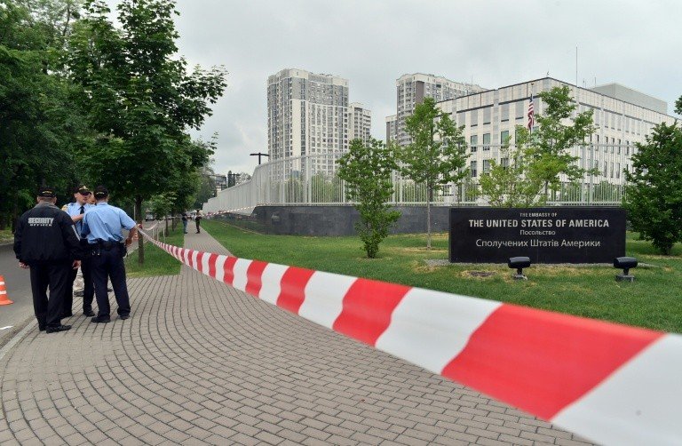 Embaixada americana em Kiev é atingida por bomba, sem fazer vítimas Embaixada americana em Kiev é atingida por bomba, sem fazer vítimas