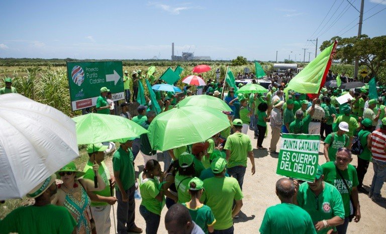 Dominicanos protestam contra construção de termelétrica pela Odebrecht Dominicanos protestam contra construção de termelétrica pela Odebrecht
