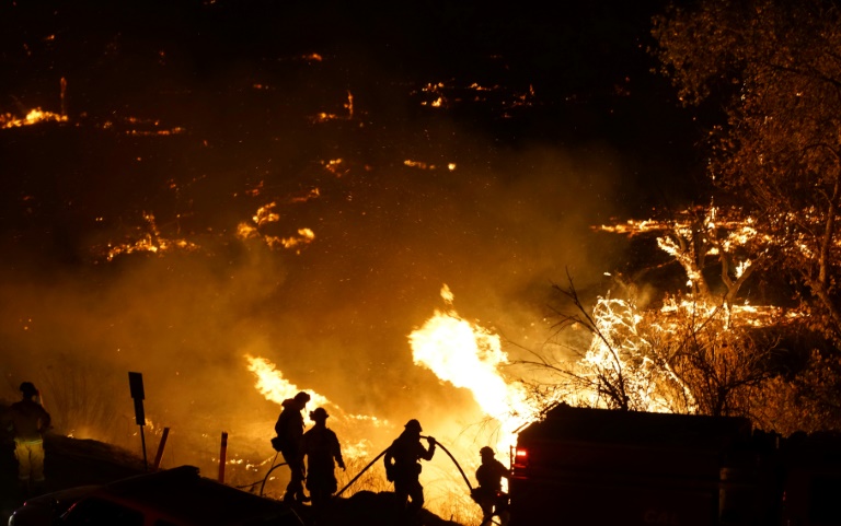 Com incêndios, morros de Los Angeles parecem montes de lava; vídeo