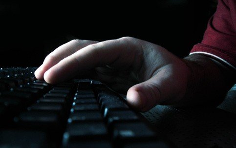 Homem é preso por assediar 70 crianças se passando por menina na internet Homem é preso por assediar 70 crianças se passando por menina na internet