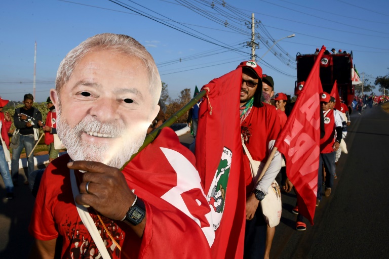 Desafiador, PT inscreve candidatura de Lula