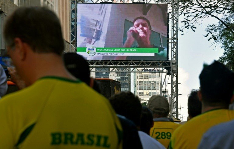 Bolsonaro ameaça opositores com promessa de banir do Brasil ‘marginais vermelhos’ Bolsonaro ameaça opositores com promessa de banir do Brasil ‘marginais vermelhos’