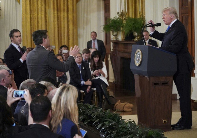 Casa Branca suspende credencial de jornalista da CNN que discutiu com Trump Casa Branca suspende credencial de jornalista da CNN que discutiu com Trump