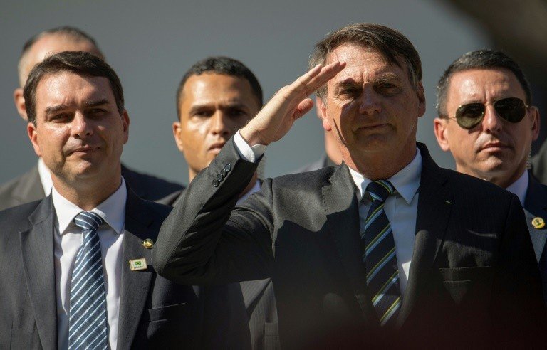 Estudantes protestam contra cortes de Bolsonaro na educação Estudantes protestam contra cortes de Bolsonaro na educação