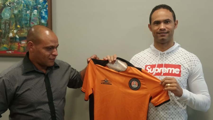 Goleiro Bruno rescinde com time de Poços após 45min em campo e salários atrasados Goleiro Bruno rescinde com time de Poços após 45min em campo e salários atrasados
