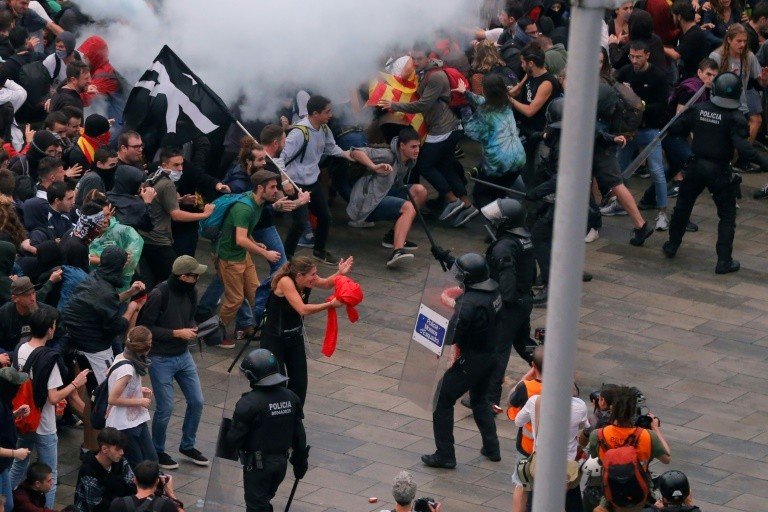 Madri denuncia ‘violência generalizada’ em protestos na Catalunha Madri denuncia ‘violência generalizada’ em protestos na Catalunha
