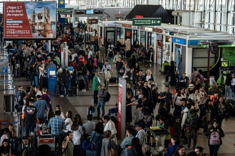 Madrugada de resignação e ansiedade no aeroporto de Santiago Madrugada de resignação e ansiedade no aeroporto de Santiago