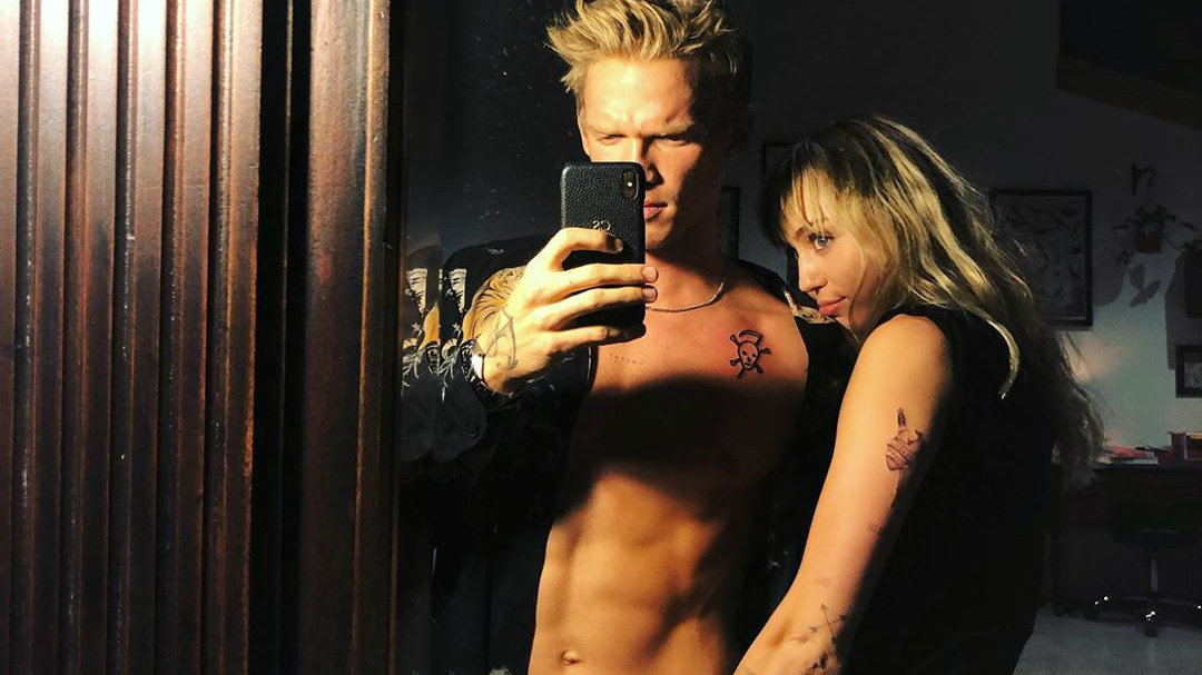 Miley Cyrus mostra lado ousado com mão boba em foto de Cody Simpson - ISTOÉ  Independente