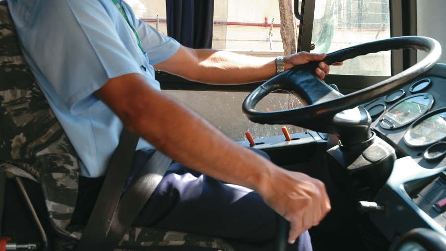 SP: Motorista de ônibus esfaqueia e atira em pessoas que estavam em festa no meio da rua - ISTOÉ Independente