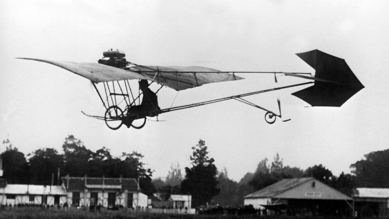 1907 Voa com o primeiro modelo de ultraleve, o Demoiselle, também conhecido como Libellule. Até 1909,  lançará outras três versões