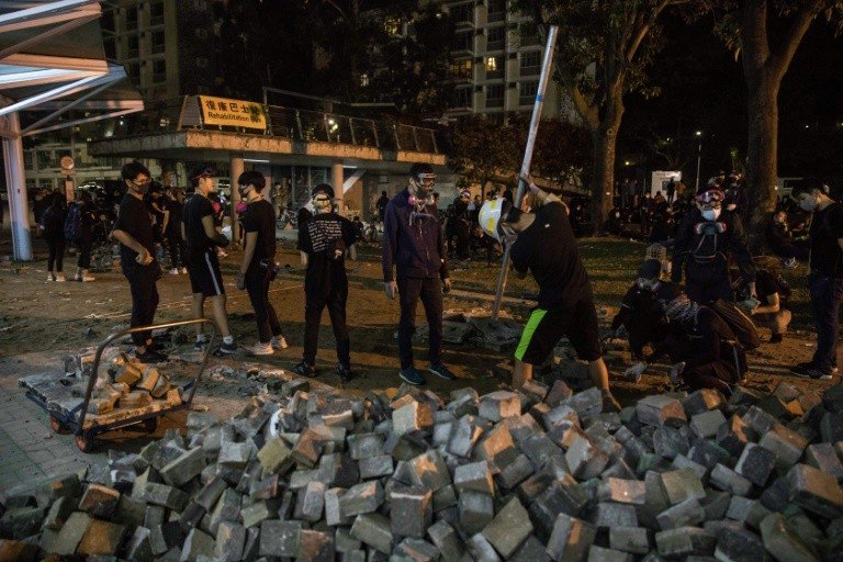 Homem morre atingido por tijolo durante protestos em Hong Kong Homem morre atingido por tijolo durante protestos em Hong Kong