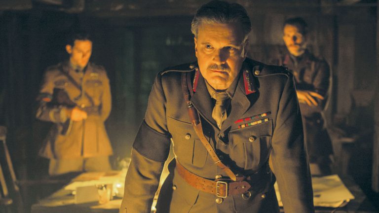 Colin Firth O premiado galã de “O discurso do rei” faz o papel menor do general Eninmore, que envia os soldados para uma operação arriscada
