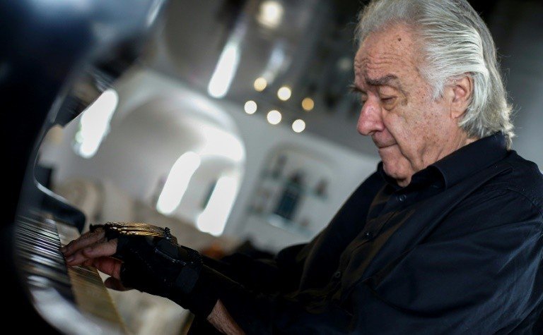Luvas especiais fazem maestro João Carlos Martins voltar a tocar piano Luvas especiais fazem maestro João Carlos Martins voltar a tocar piano