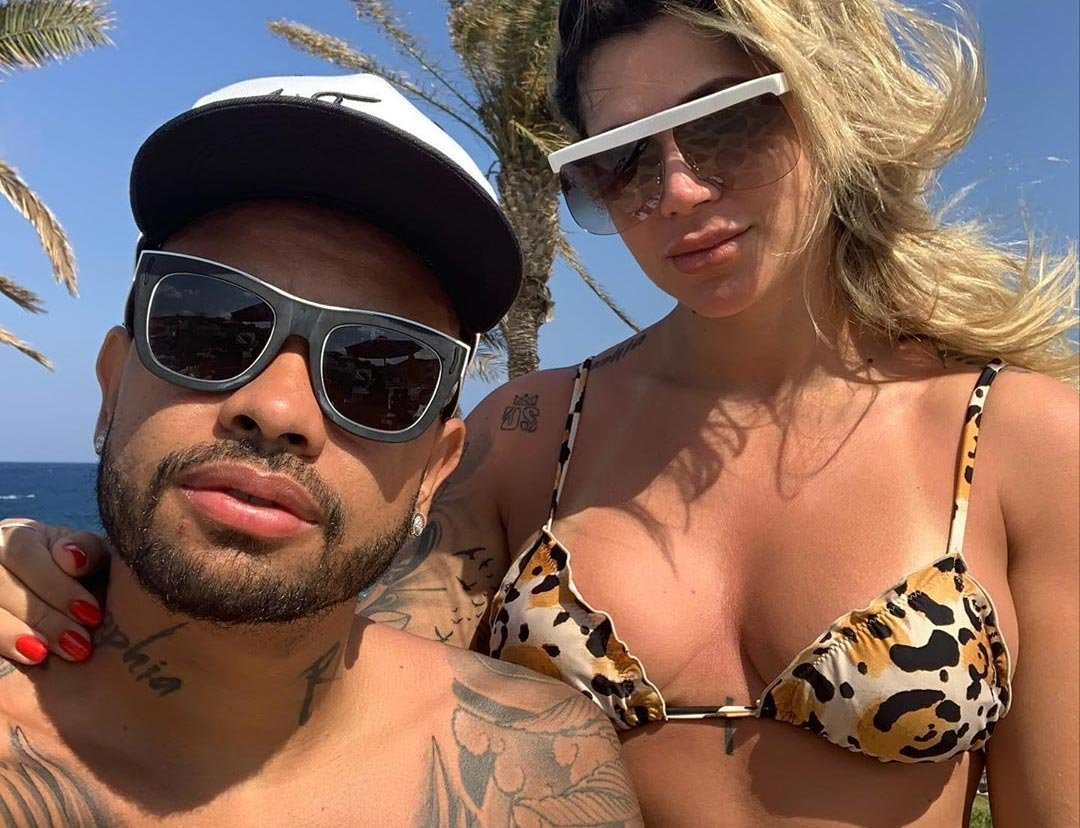 Dentinho jogador e esposa