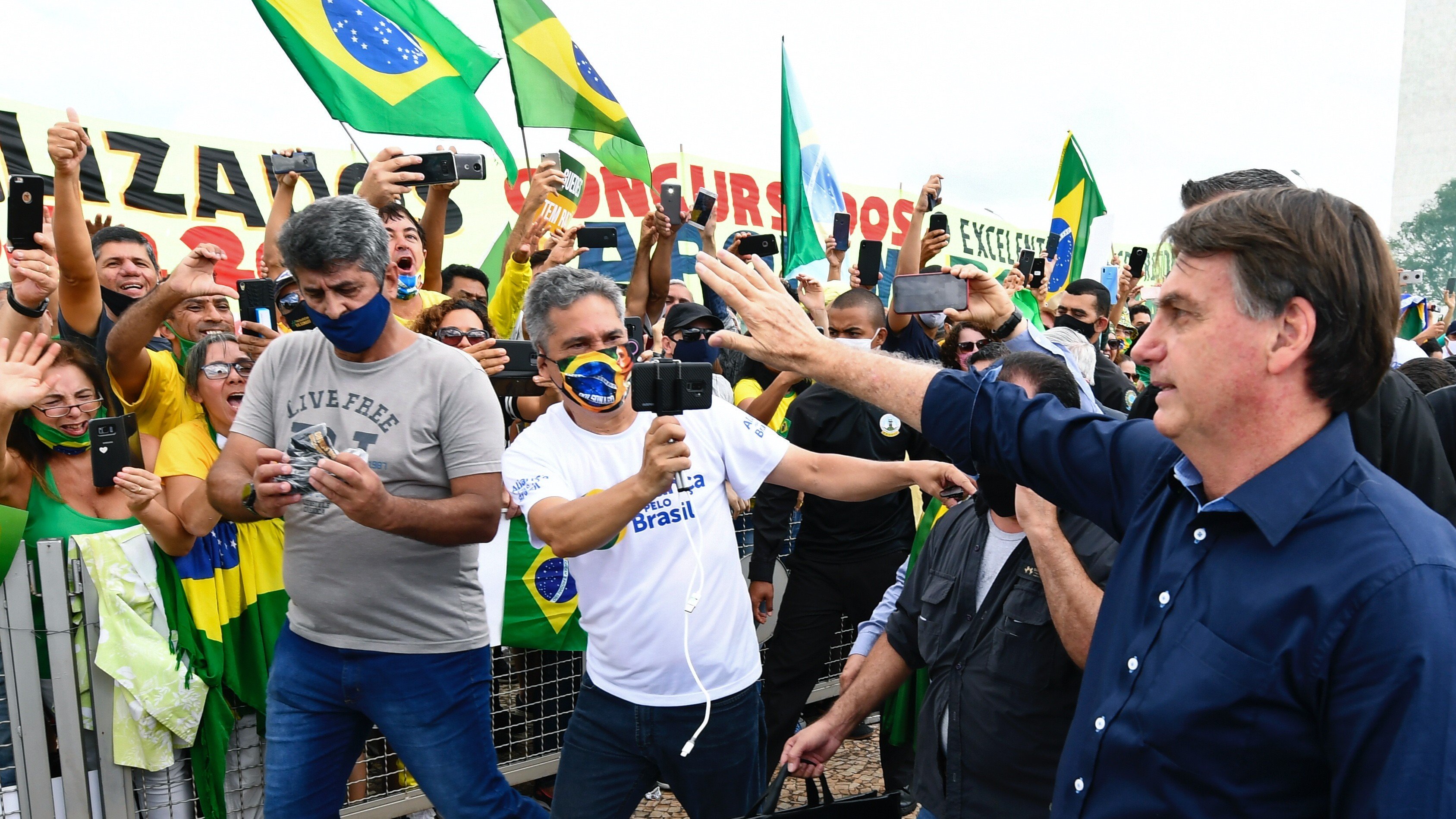 Bolsonaro encontra apoiadores sem máscara e provoca aglomeração em Brasília  - ISTOÉ Independente