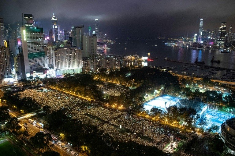 EUA diz que China tenta negar voz de Hong Kong ao impedir vigília por massacre na Praça da Paz Celestial EUA diz que China tenta negar voz de Hong Kong ao impedir vigília por massacre na Praça da Paz Celestial
