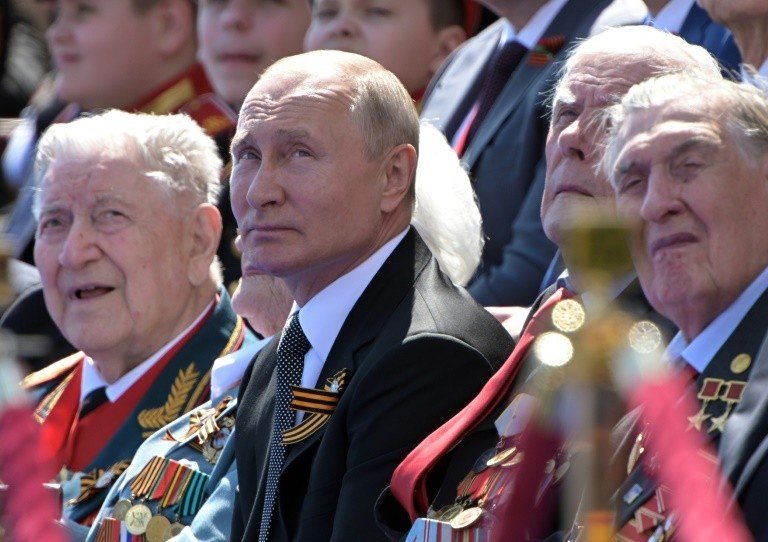 Vladimir Putin zomba de bandeira LGBT exibida na embaixada dos EUA em Moscou Vladimir Putin zomba de bandeira LGBT exibida na embaixada dos EUA em Moscou