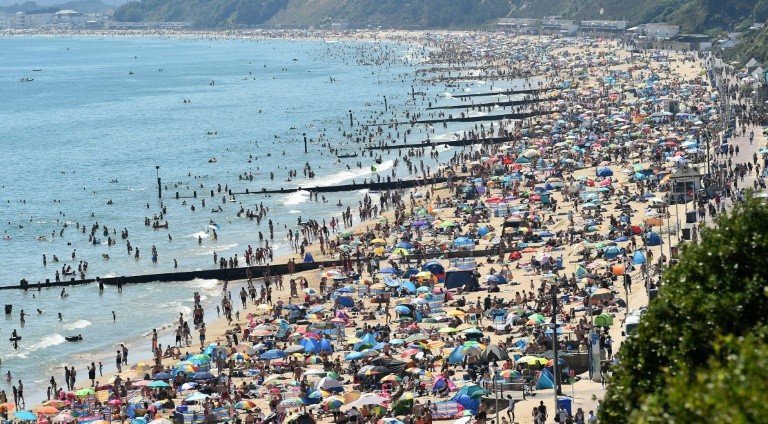 Tradicionais cadeiras de praia são banidas por virarem armas e para evitar aglomerações Tradicionais cadeiras de praia são banidas por virarem armas e para evitar aglomerações