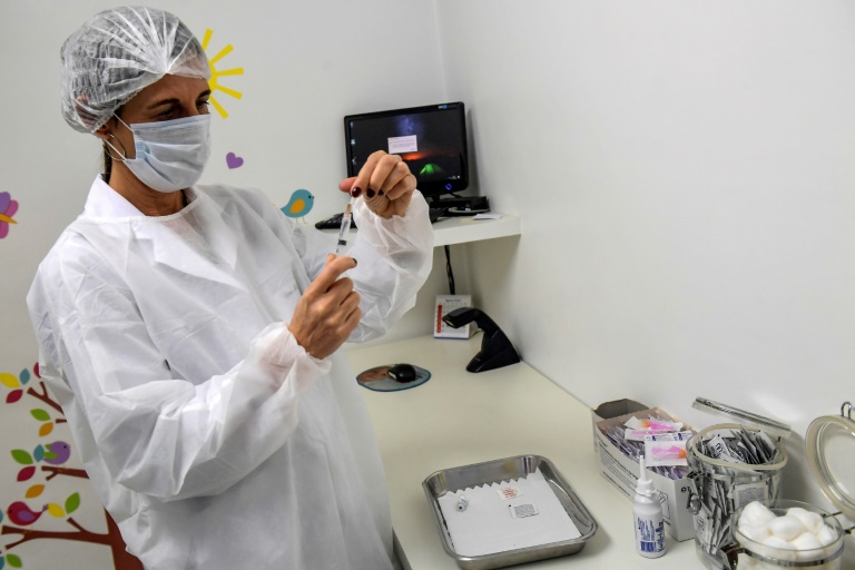 Especialistas de saúde, ‘cobaias’ das vacinas contra o coronavírus no Brasil