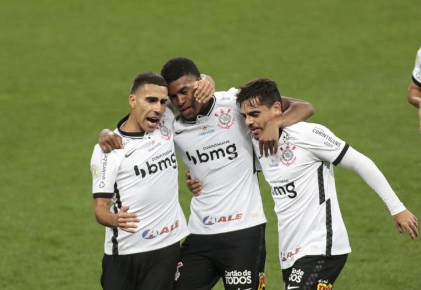 Corinthians bate o Coritiba e garante sua primeira vitória no Brasileirão Corinthians bate o Coritiba e garante sua primeira vitória no Brasileirão