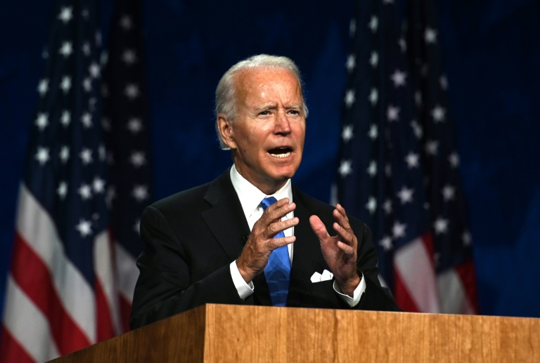 Biden aceita indicação democrata e promete superar “temporada de escuridão” nos EUA