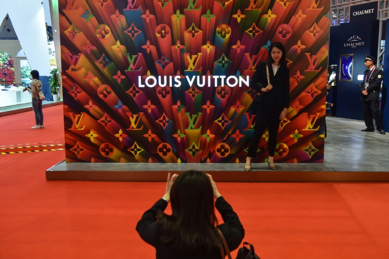 Moda volta ao mundo real com desfile da Louis Vuitton em Xangai