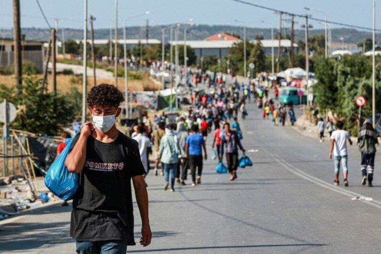 Mais de 240 migrantes testam positivo para Covid-19 em novo campo de Lesbos Mais de 240 migrantes testam positivo para Covid-19 em novo campo de Lesbos
