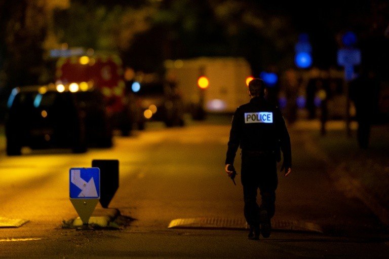 Polícia da França prende 9 suspeitos por morte de professor que mostrou caricatura de Maomé Polícia da França prende 9 suspeitos por morte de professor que mostrou caricatura de Maomé