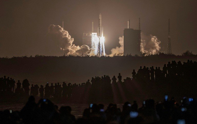 China lança sonda para coletar amostras da Lua China lança sonda para coletar amostras da Lua