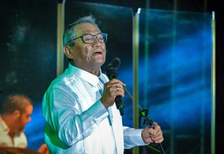 Compositor mexicano Armando Manzanero morre por covid-19 Compositor mexicano Armando Manzanero morre por covid-19